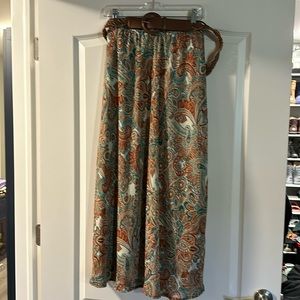 Women’s mid length skirt. Size 2x Roz and Ali.